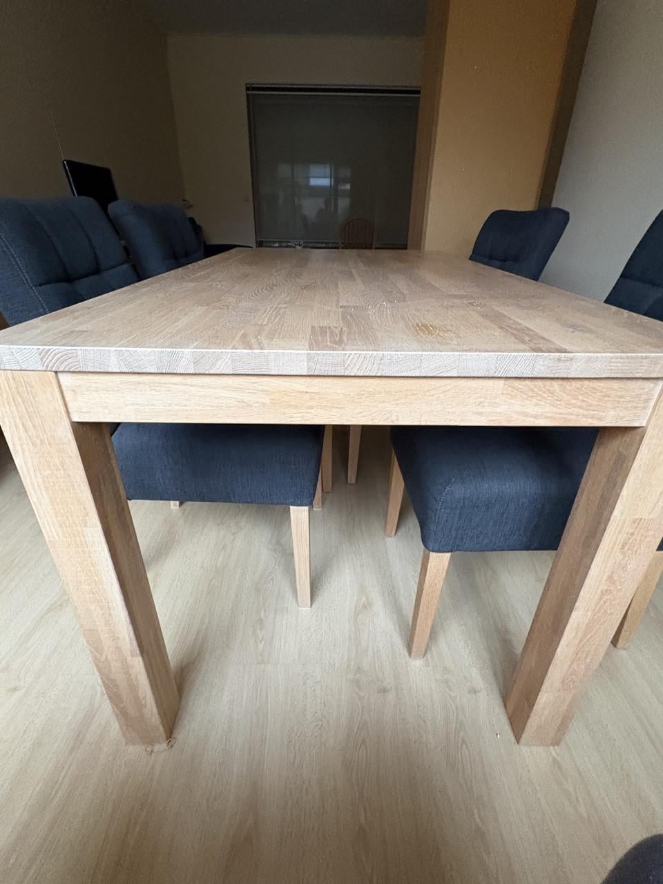 Eetkamertafel met 4 stoelen