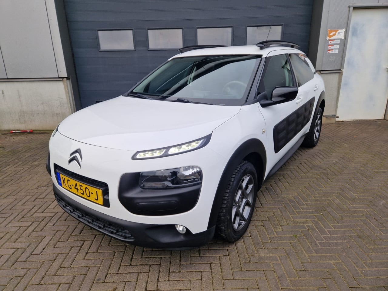 TE KOOP CITROEN C4 CACTUS 1.2 PURE TECH SHINE EURO 6 ZUINIGHEIDSLABEL B