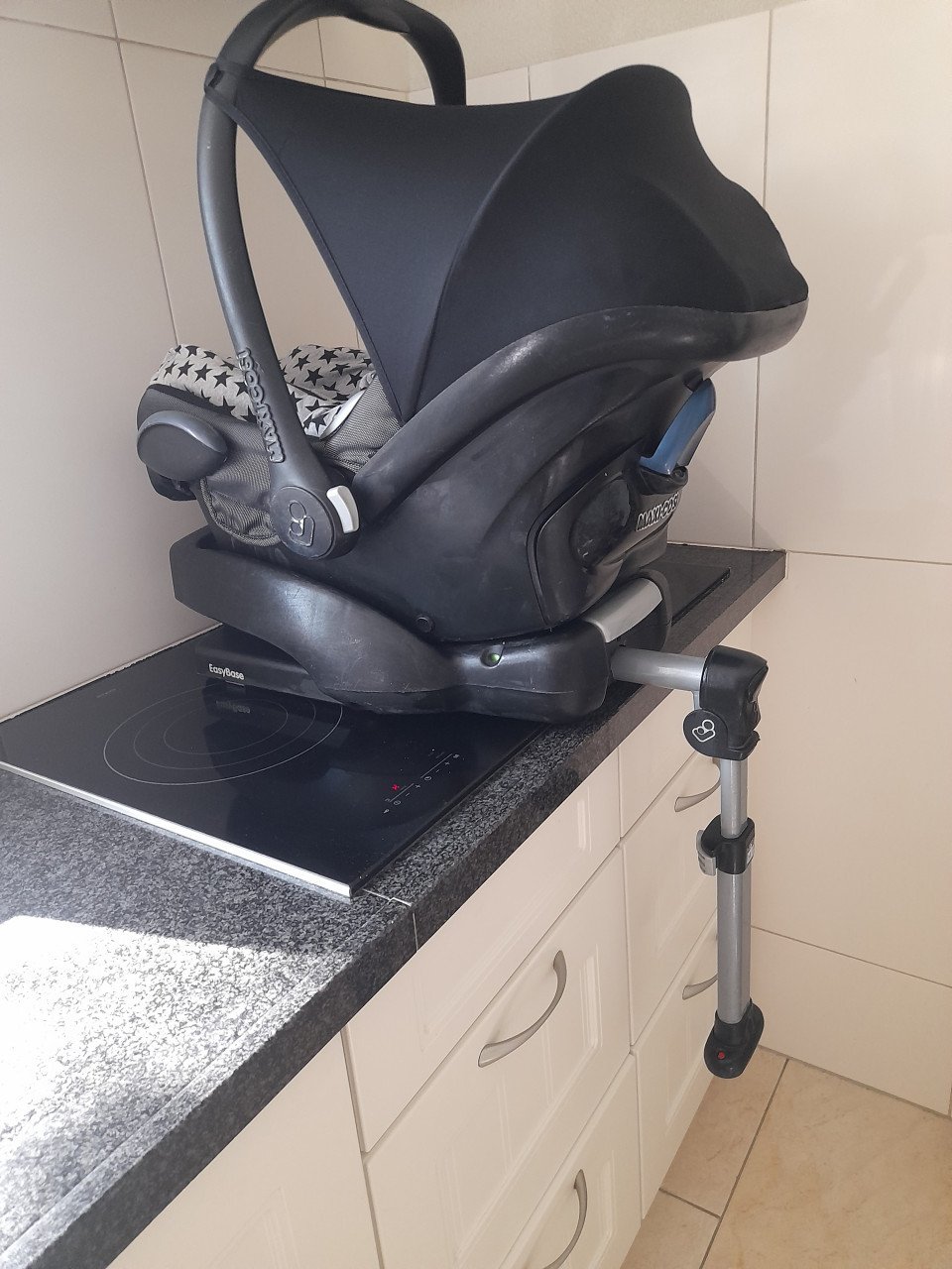 Maxi cosi cabriofix met easy base ( in goede staat )