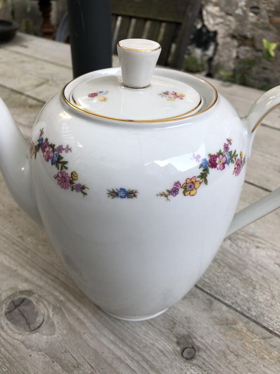 Mooie brocante theepot met bloemmotief en gouden details