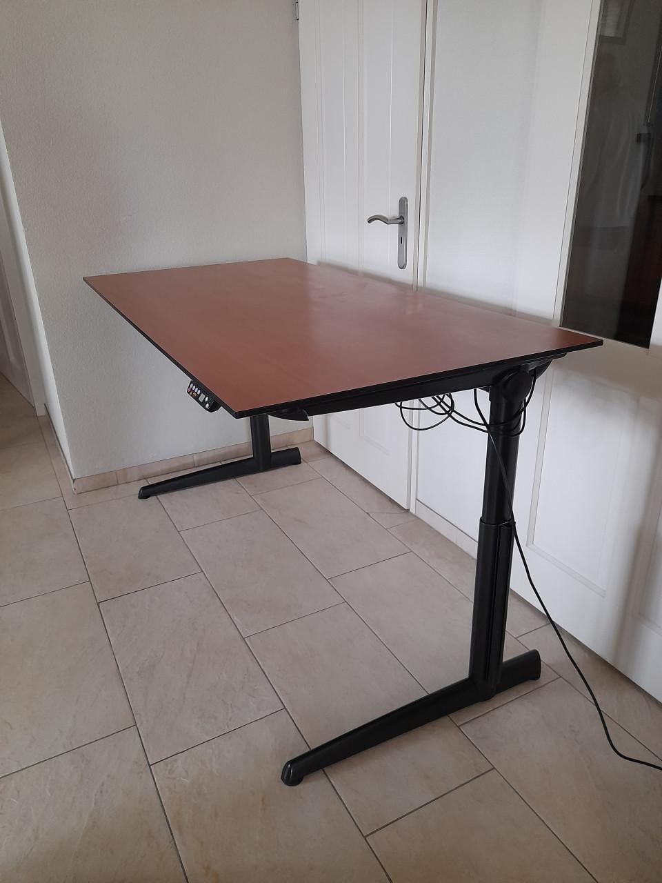 Elektrisch verstelbaar zit- sta-  bureau 80 x 160 ( z.g.a.n.)