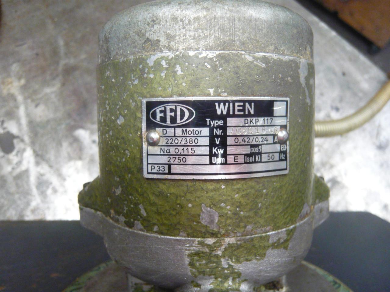Koelvloeistofpomp op metalen reservoirbak