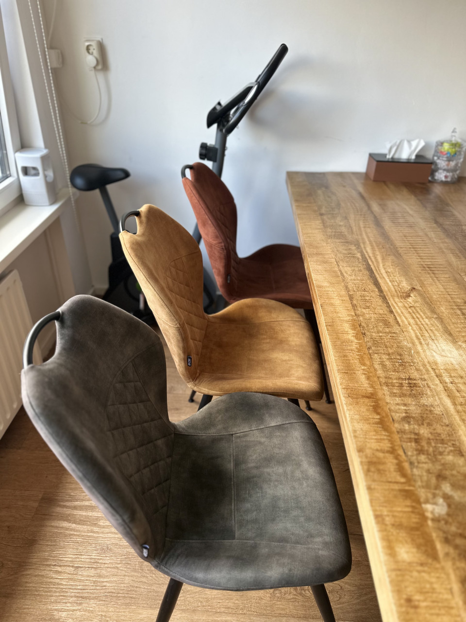 Eettafel hout met 6 stoelen + tv meubel