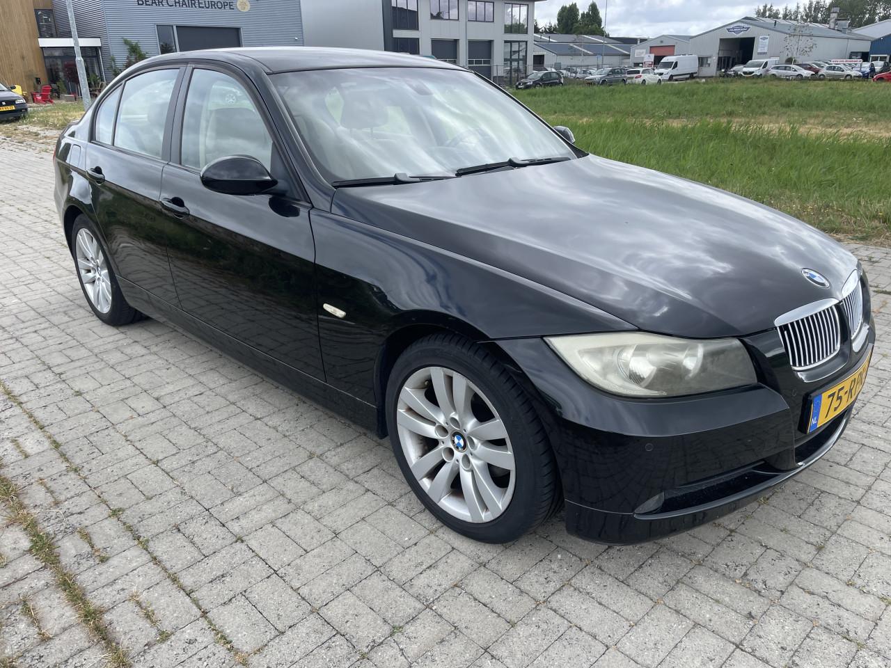 BMW 320i high executive 129000 km