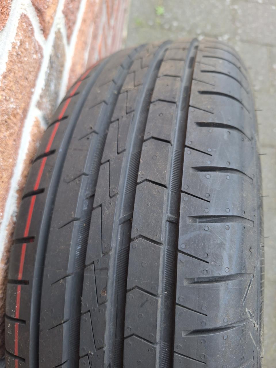 2 stuks Nieuwe Vredestijn banden 195-65 R15