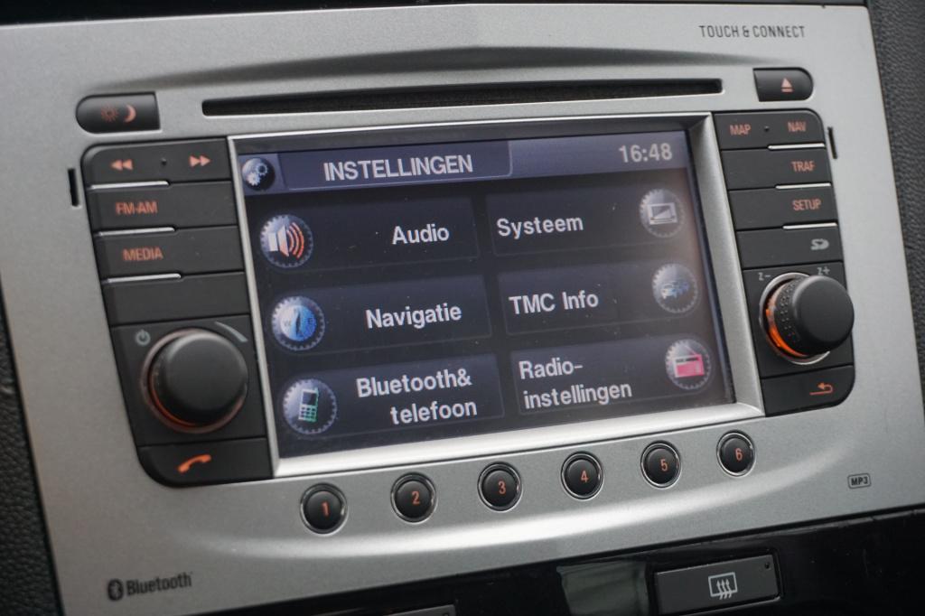 Opel Corsa 1.4-16v airco / navi / cruise / stoelverw. / parkeers. / elektr.