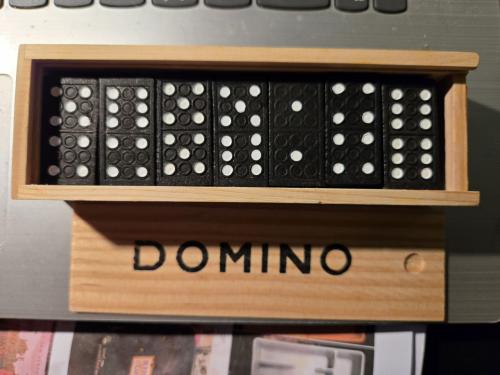 Dominospel in een houten kistje.   set met 28 rechthoekige stenen