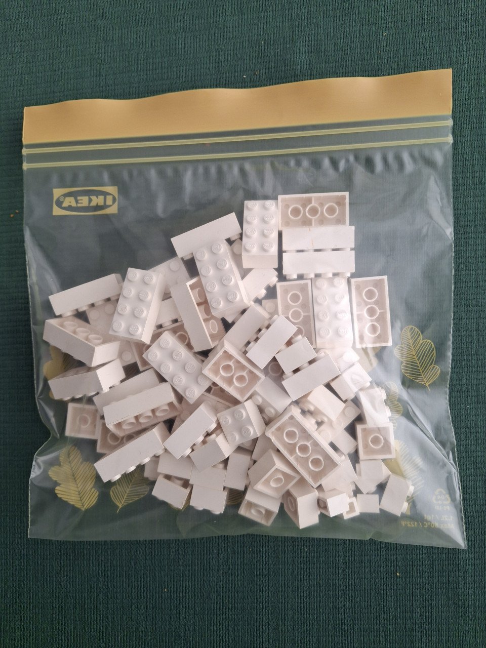 Zakje gesorteerde witte legoblokjes