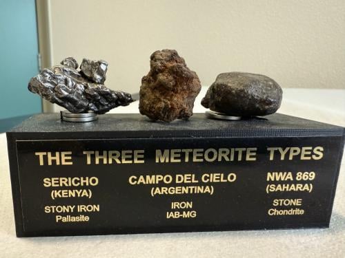 Meteorieten 3 stuks op paneel