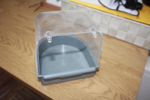 2 bakjes voor bv badje of voer