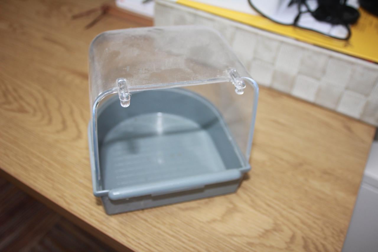 2 bakjes voor bv badje of voer
