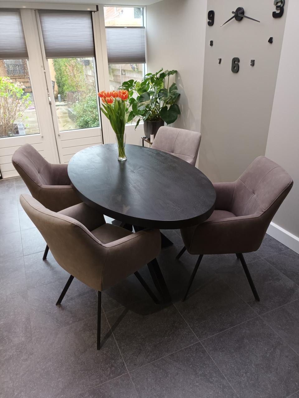 4 eetkamer stoelen met tafel