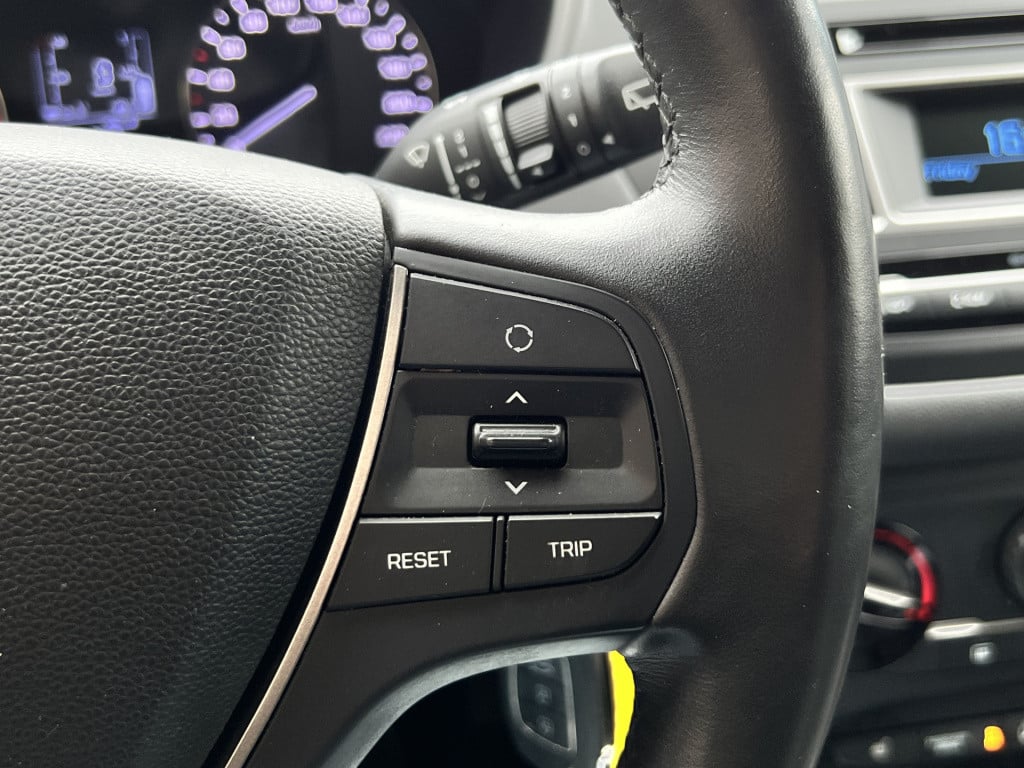 Hyundai I 20 1.2 hp i-motion premium | stuur/stoelverw. | radio | airco