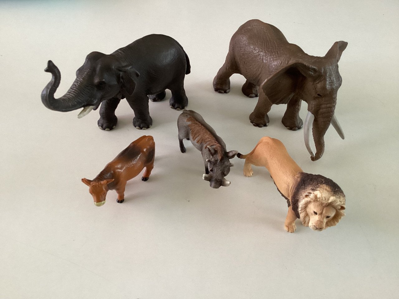Merk: Schleich. 2 grote olifanten, leeuw en zwijn.  Merk: Bully: Koe.
