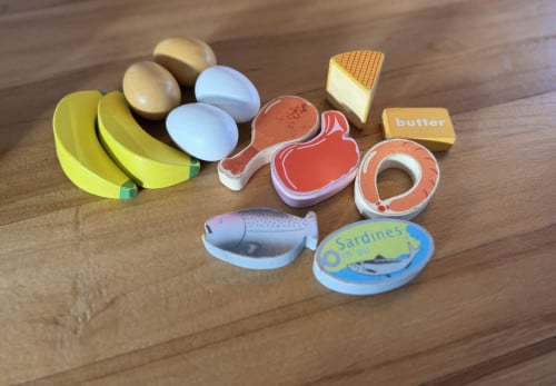 Winkelkarretje, mandje en houten speelgoed