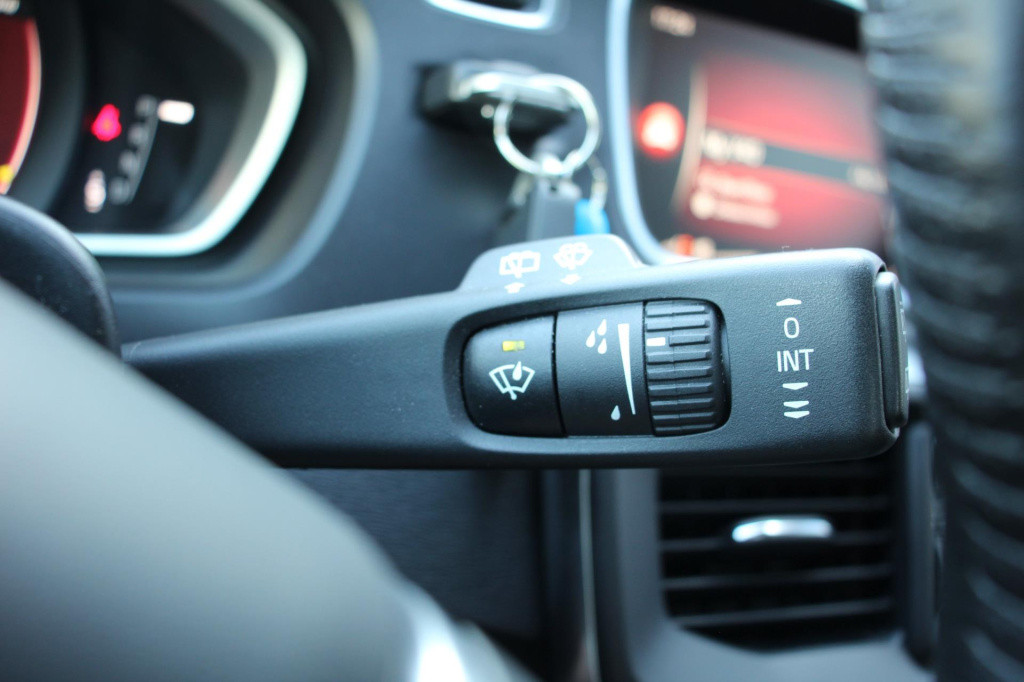 Volvo V40 1.5 t2 momentum automaat - pdc rondom + camera - full led - navi 