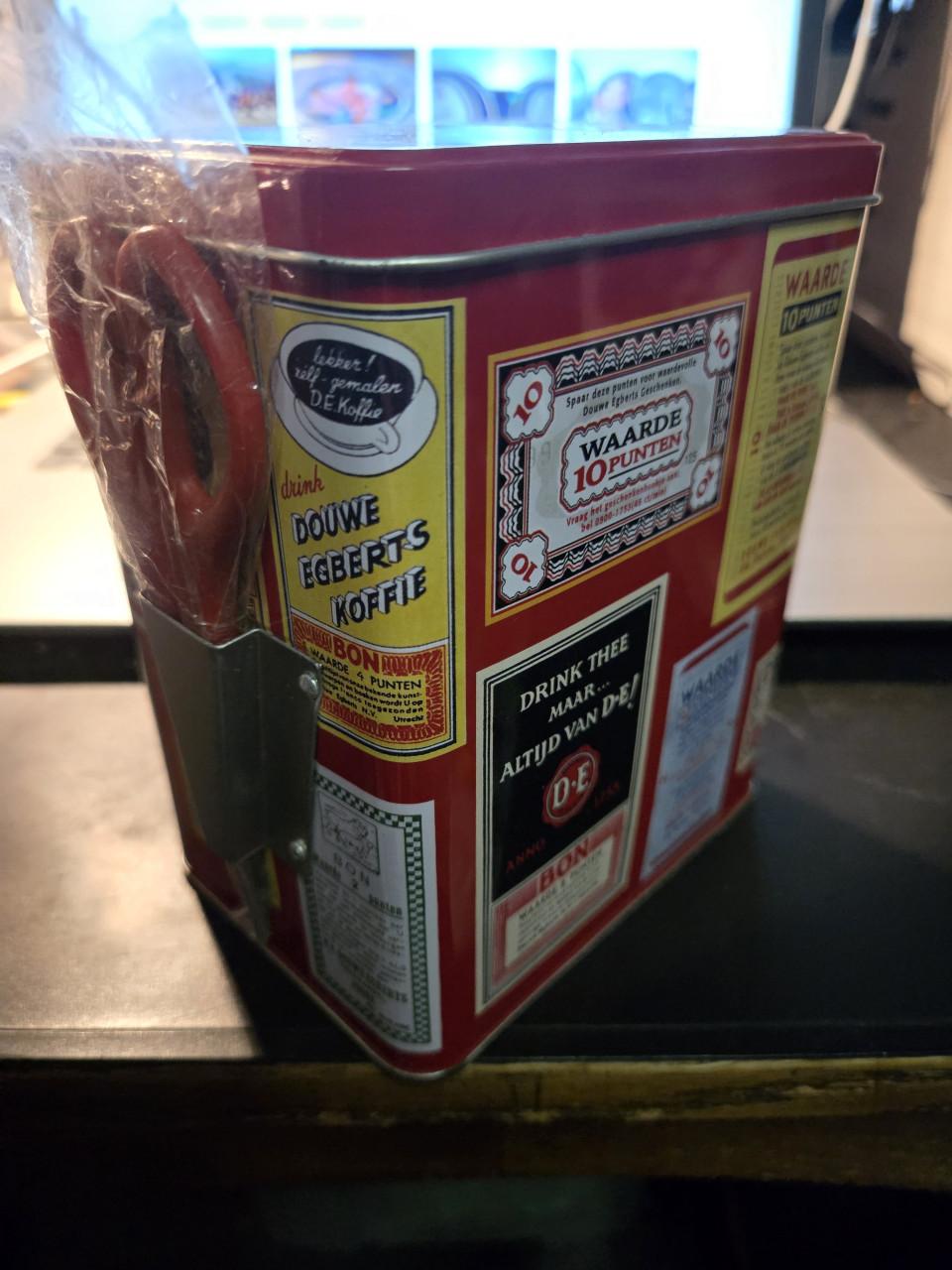 Vintage Douwe Egberts waardepuntenblik met een handige houder