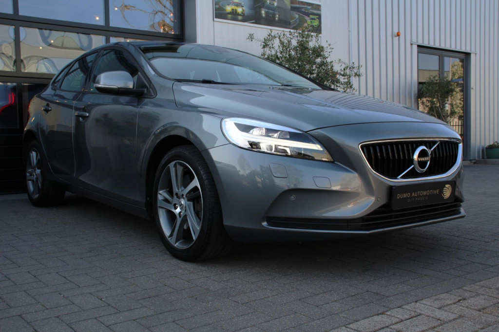 Volvo V40 1.5 t2 momentum automaat - pdc rondom + camera - full led - navi 