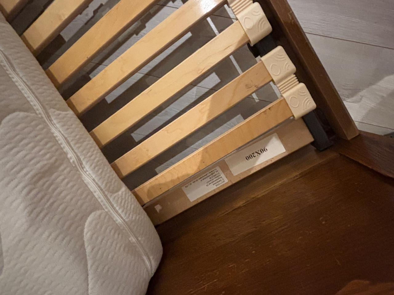 Eiken houten eenpersoonsbed + nieuw matras + nieuwe lattenbodem