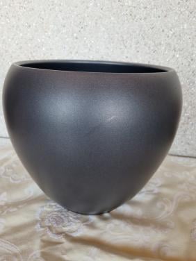 Grote grijze, aardewerken sierbloempot