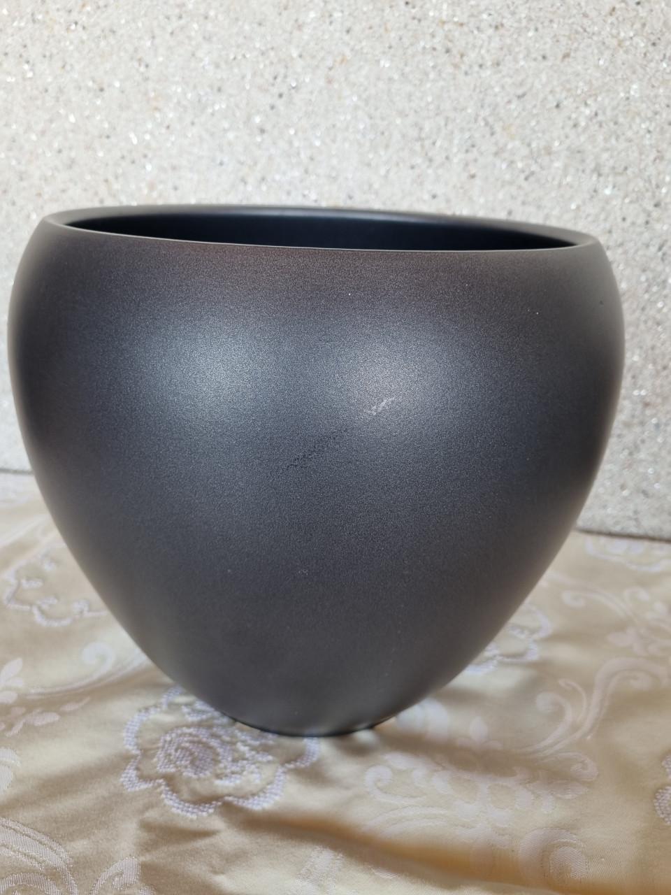 Grote grijze, aardewerken sierbloempot