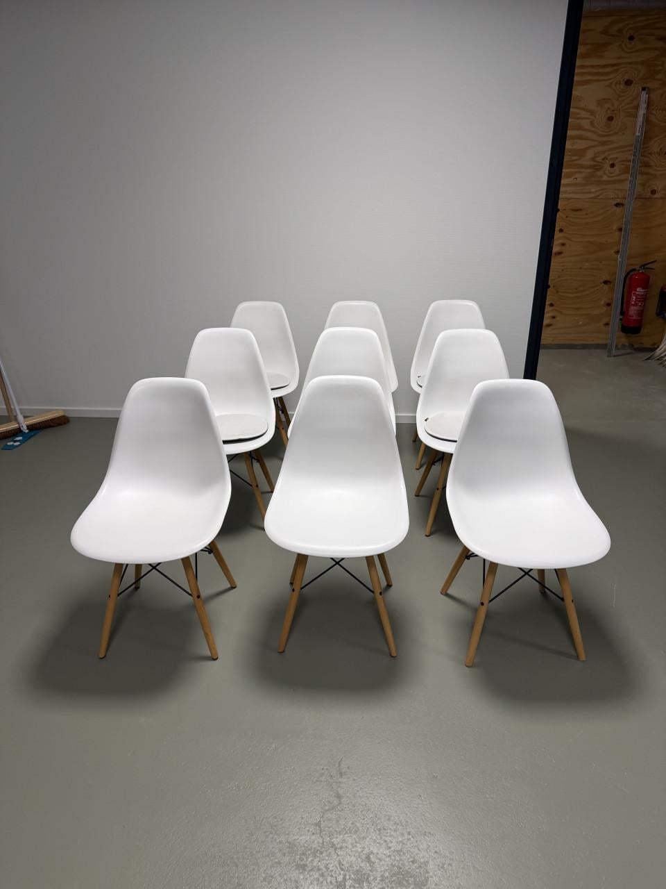 Witte kunststof kuipstoelen met houten poot te koop