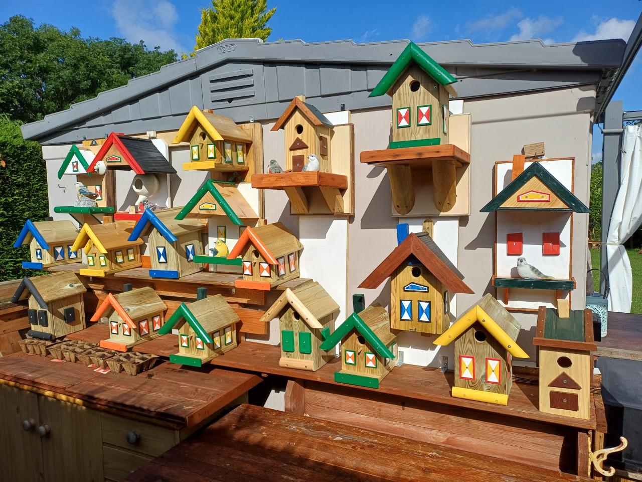 Maya de Bij met ronddraaiende Vleugels  en Allerhande Vogelhuisjes  te Koop