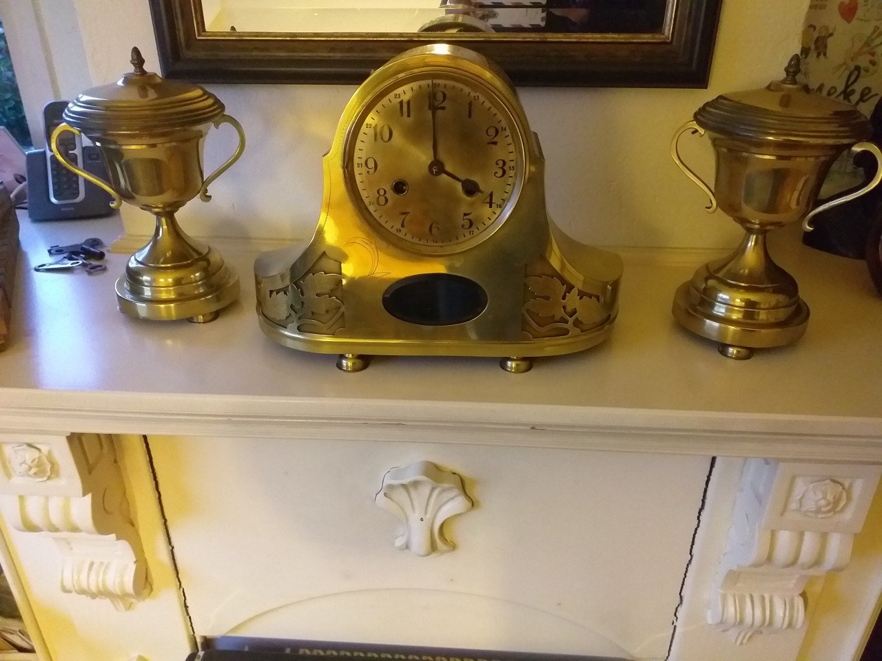 "MOOIE MESSING PENDULE MET BEKERS""