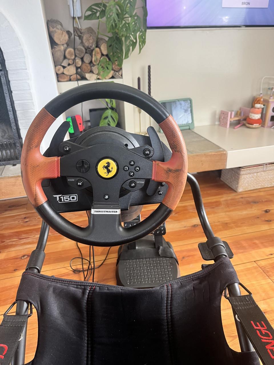 Thrustmaster T150 Ferrari racestuur met playseat challange