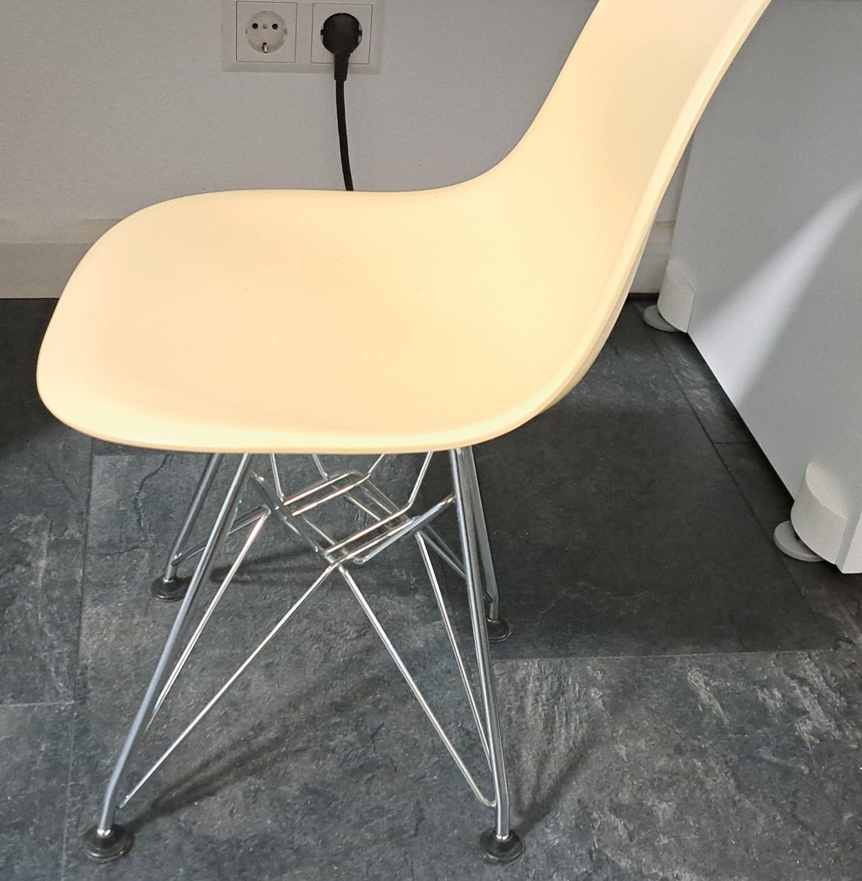 Kinderstoel Eames DSR Junior