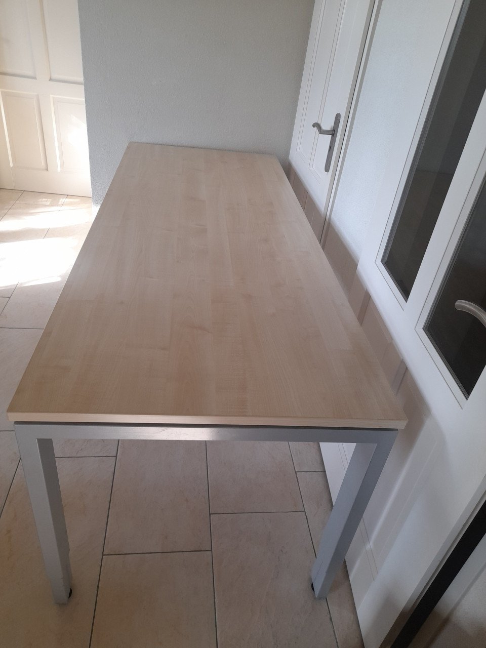 Bureau 80 x 200 (in hoogte verstelbaar van  62/82 cm) in goede staat!