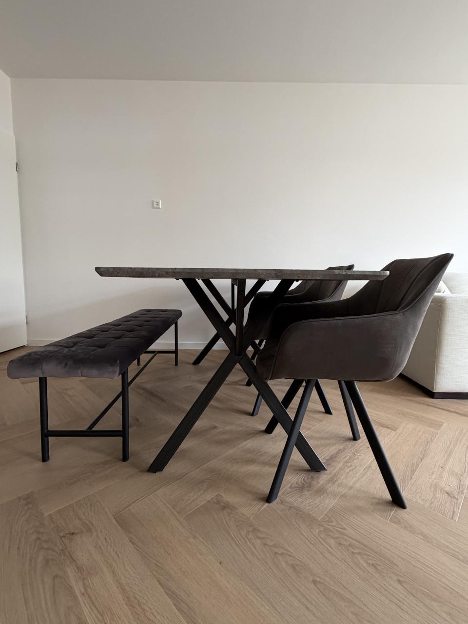 Industriële eettafel met 3 stoelen + bankje – betonlook & zwart staal