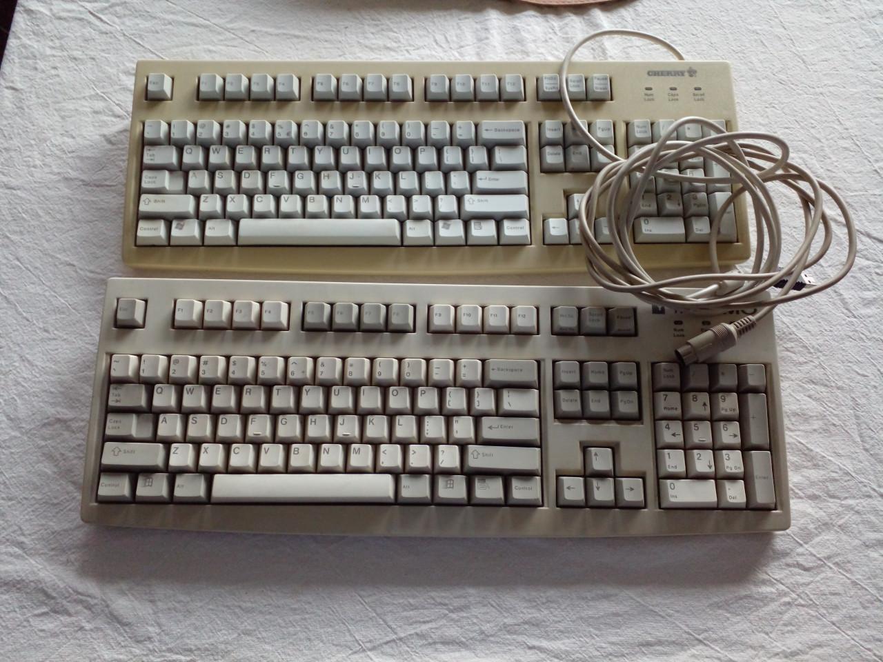 2 vintage toetsenborden van Cherry: 1 x Din5 en 1 x usb.