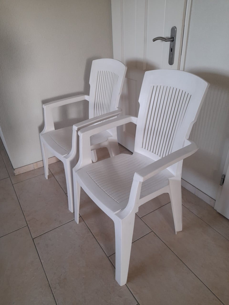 2 tuinstoelen (in goede staat )  Met wat hogere rugleuning!  Stapelbaar!