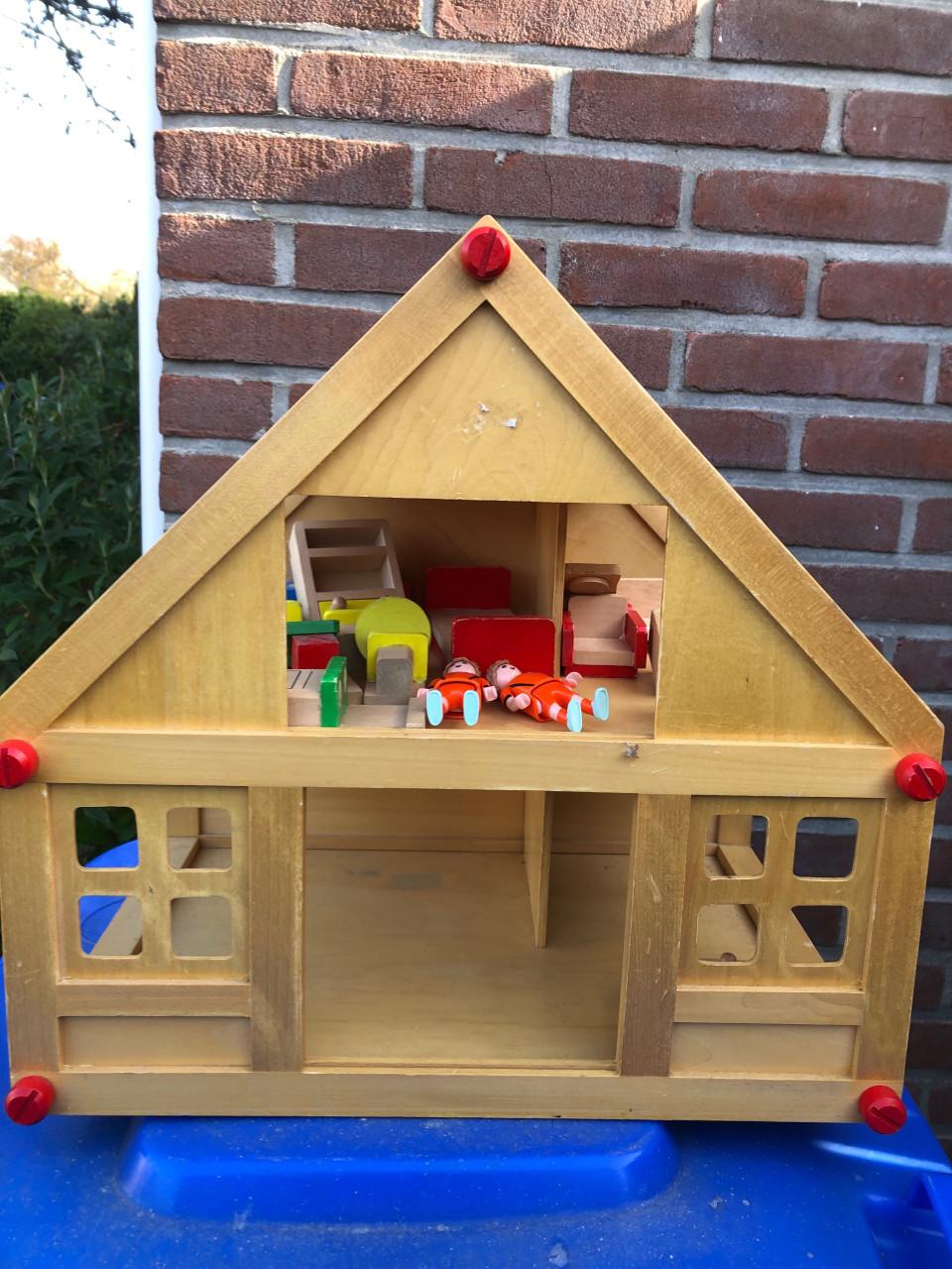 Poppenhuis met meubeltjes