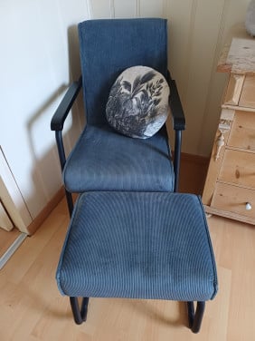Supermooie WOOOD FAUTEUIL + HOCKER staalblauw, ribstof