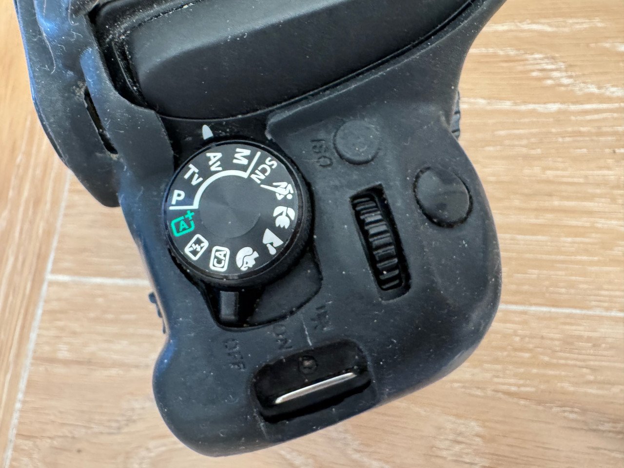 Canon EOS100D camerabody+lader+4 accu’s+cover+strap+doos
