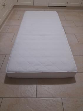 2 x Matras 90 x 200 x 17 ( in goede nette staat )