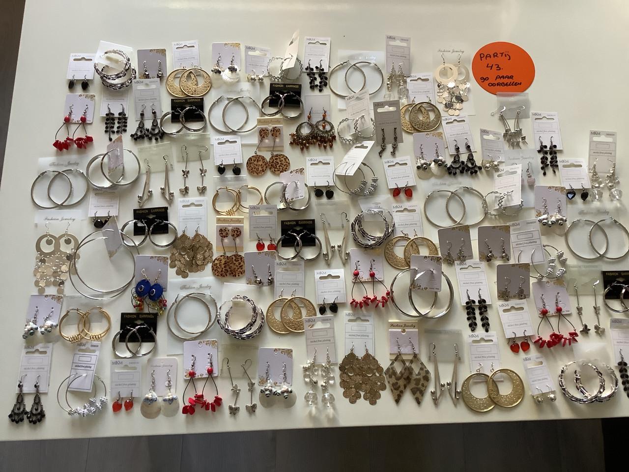 Partij prachtige oorbellen.  ( partij 43)