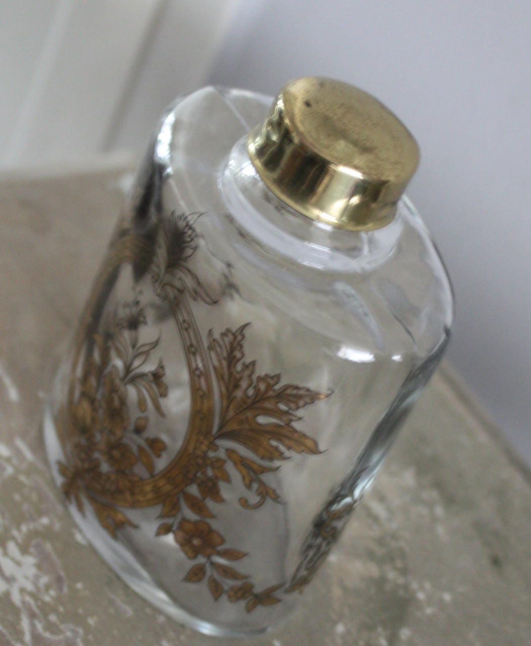 Flesje transparant met transparant goudkleurige  bloemen print
