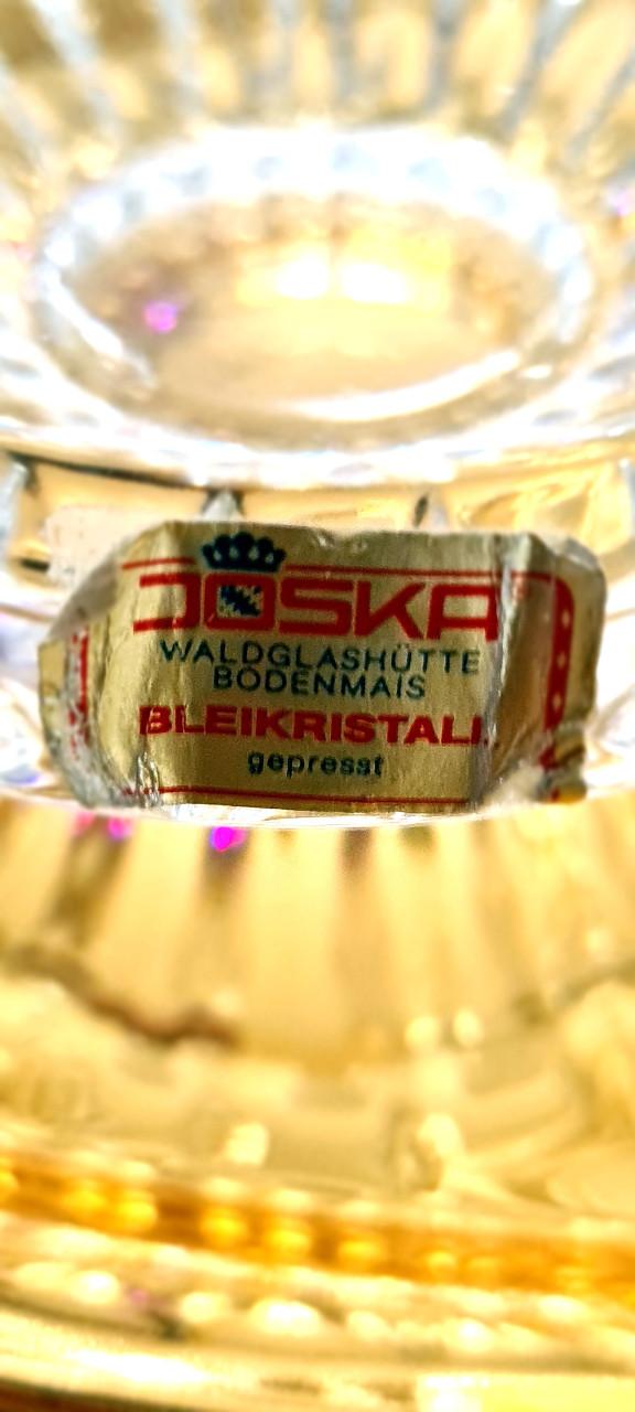 Kristallen melk en suikerset op goudschaal in oogverblindende staat