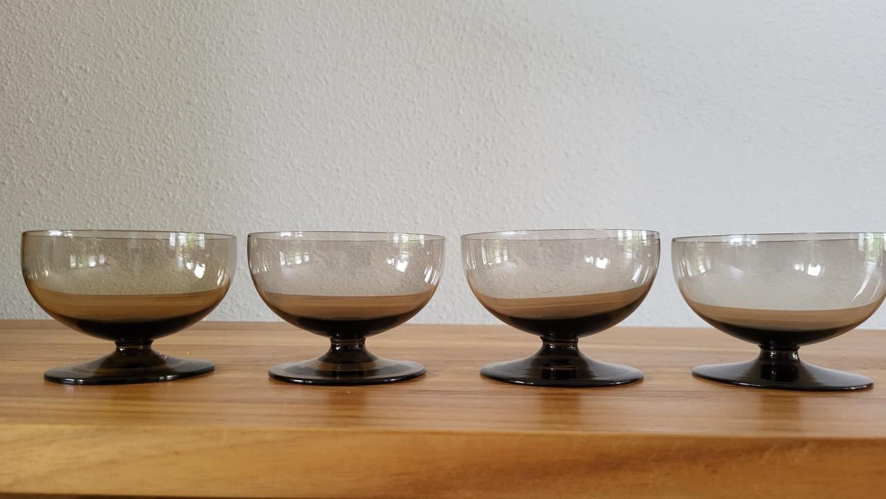 Vintage set v 4 lage coupes/glaasjes dun rookglas