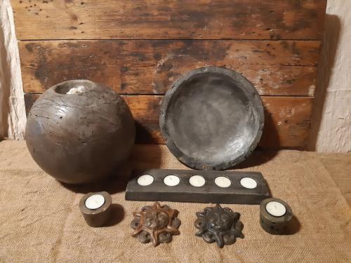 Partij betonnen schalen, bollen en kaarsstandaards, veel in kerstsfeer