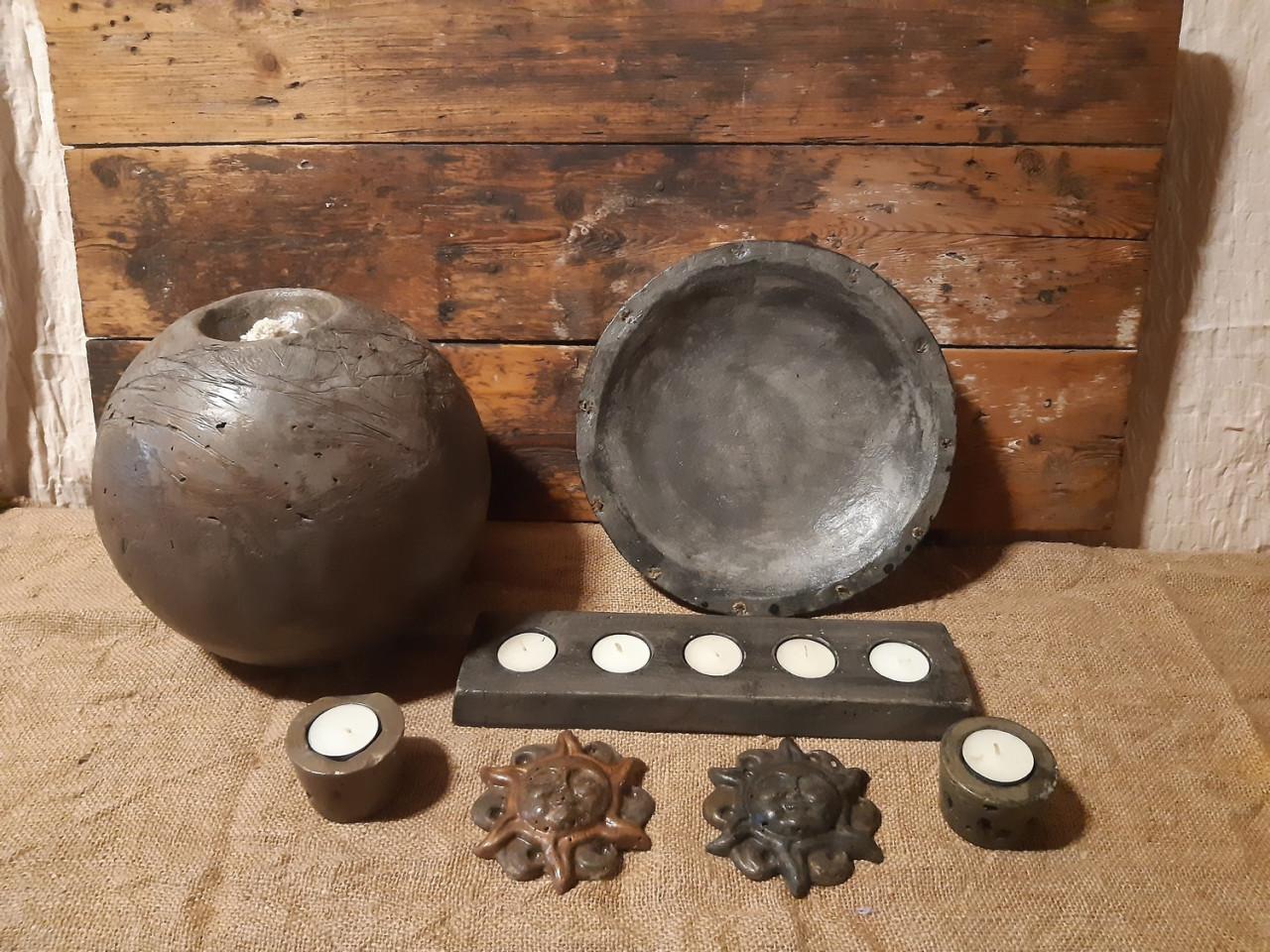 Partij betonnen schalen, bollen en kaarsstandaards, veel in kerstsfeer