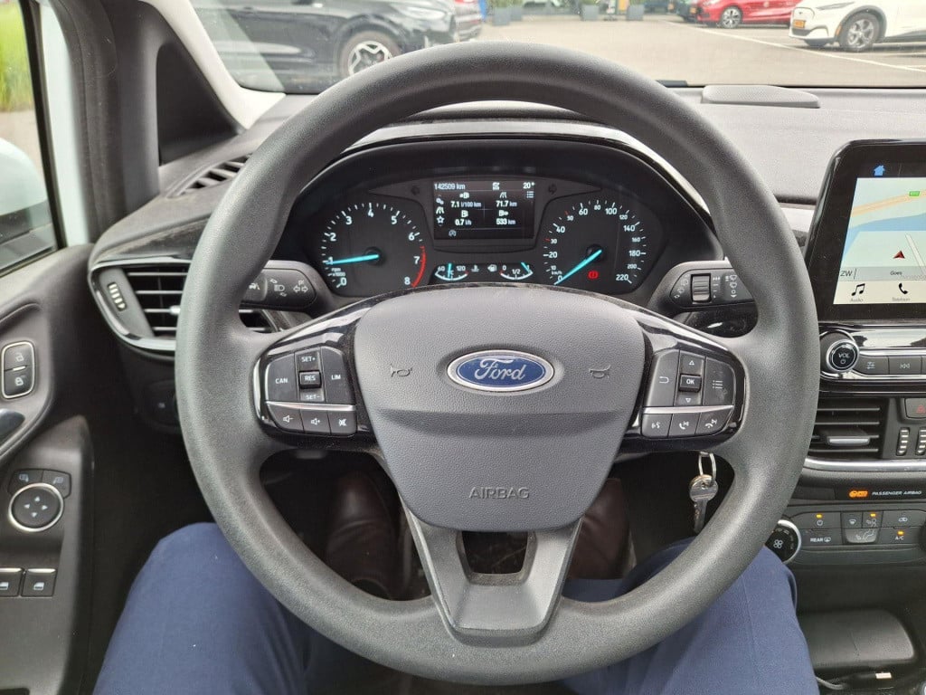 Ford Fiesta 1.1 trend airco - trekhaak - navigatie