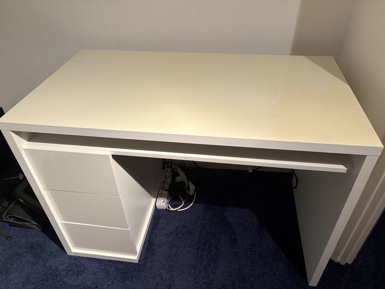 Wit bureau met 3 laden