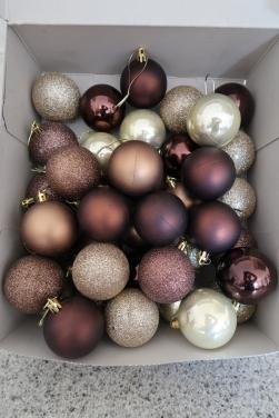 Te koop 44 kerstballen in de kleuren taupe, bruin, koper, crème, voor €5,00