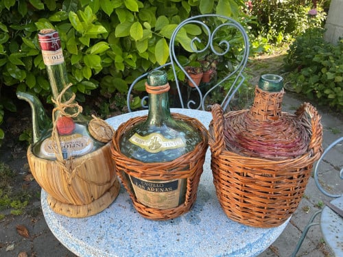 Vintage wijnflessen in mand