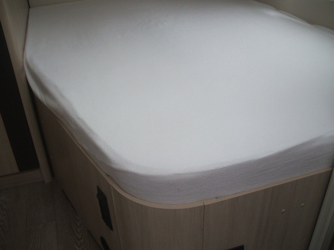 Topper op maat gemaakt voor een fransbed in caravan.