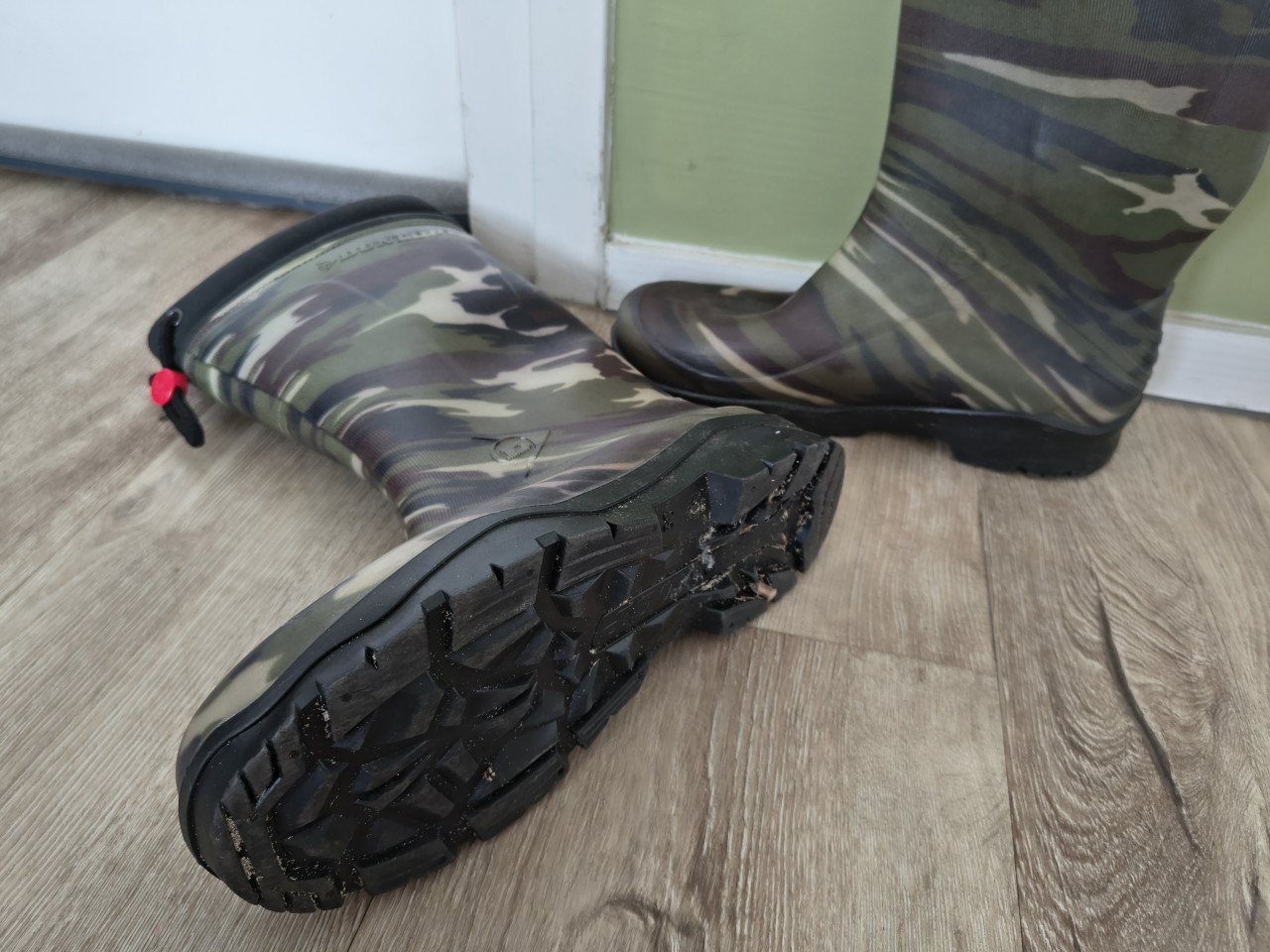Mooie groene gevoerde camouflage regenlaarzen Dunlop, 38.